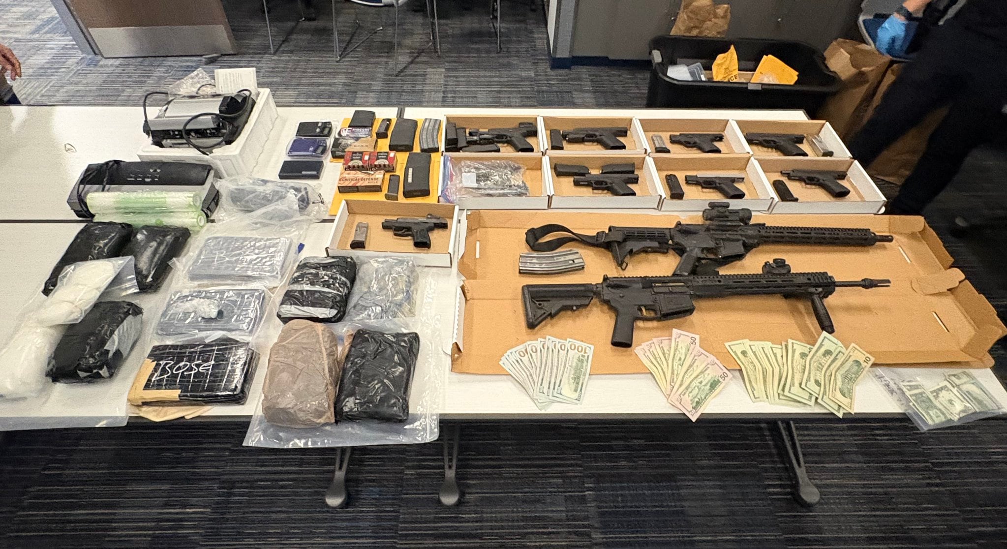 Charlotte and FBI seize 12 kg of cocaine and 11 firearms