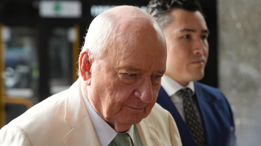Complainant 'distraught' when Alan Jones put hand under table, trial hears