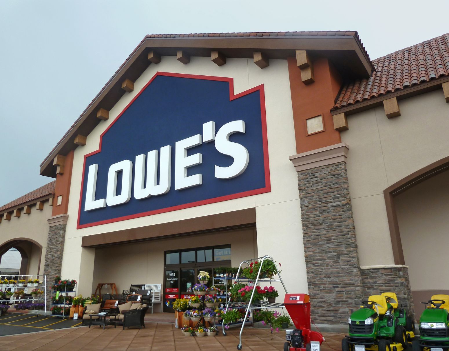 Lowe’s Companies (LOW) Shows Profit Resilience, But Housing Headwinds Persist
