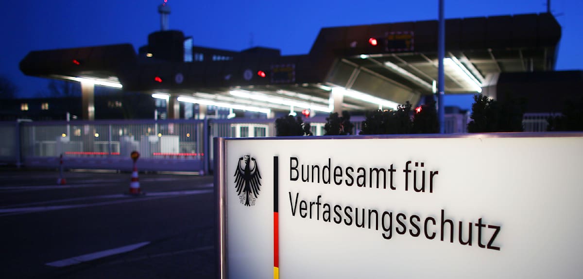 Sicherheitsbehörden entdecken laut Medienberichten versteckte Waffen bei Berlin
