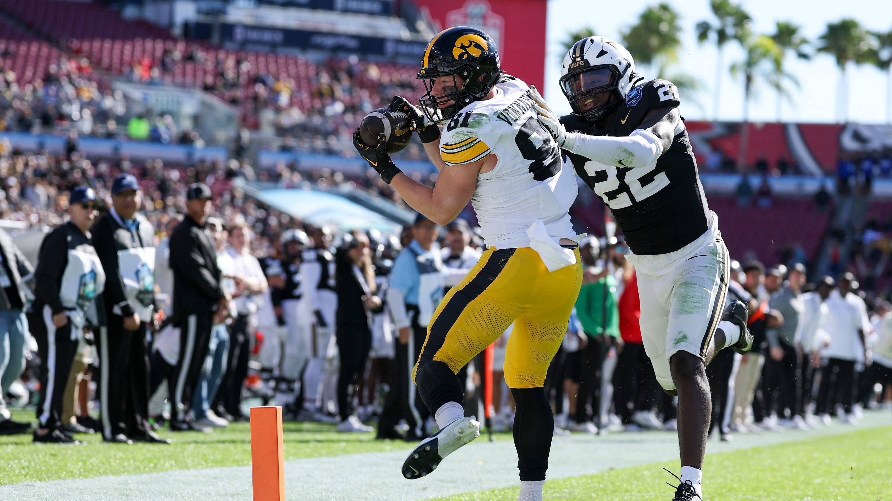 Iowa's DJ Vonnahme Bears Striking Similarities to a College Football Tight End Great