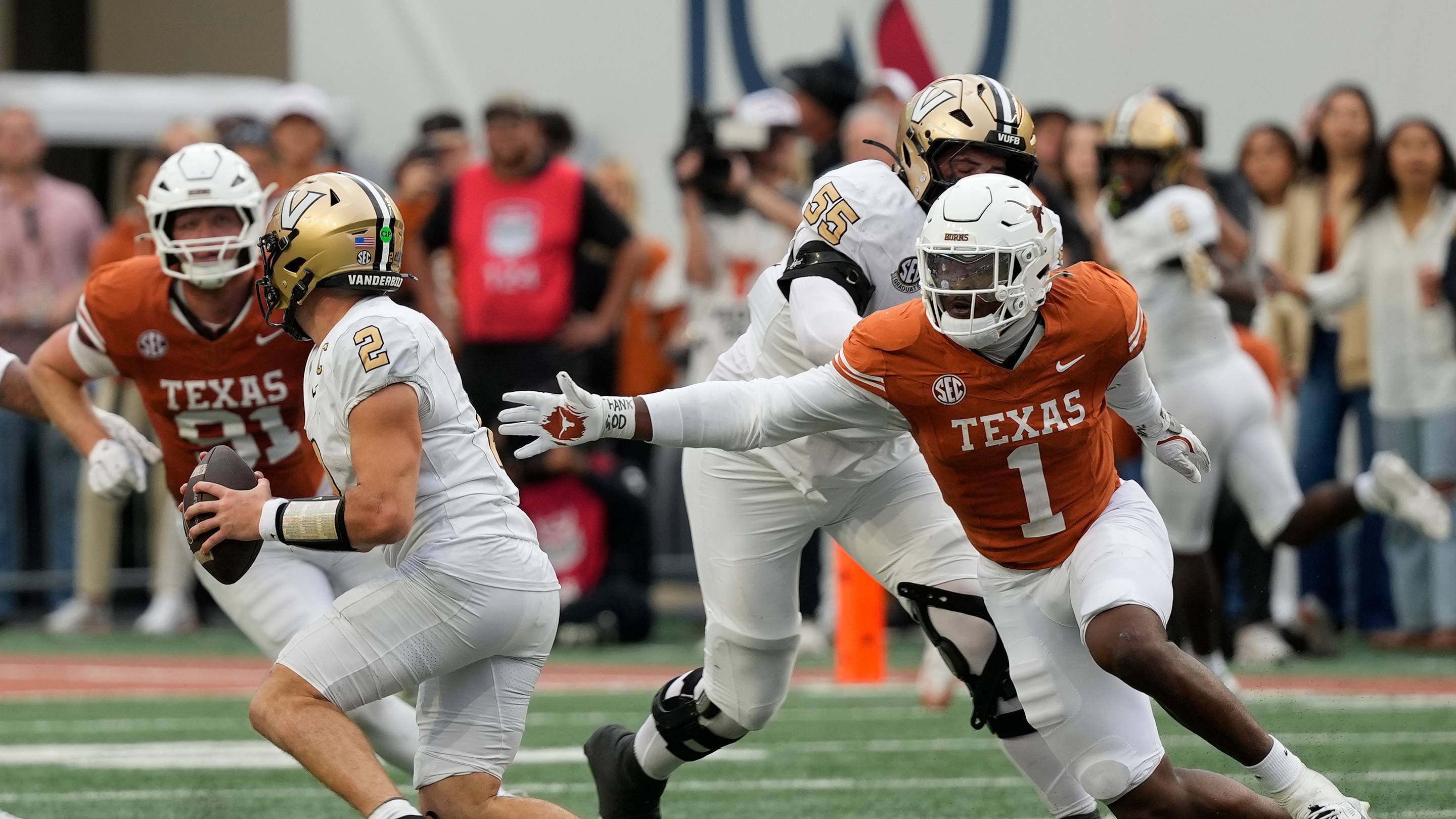 Colin Simmons Says Texas' Biggest Defensive Strength Isn't a Player