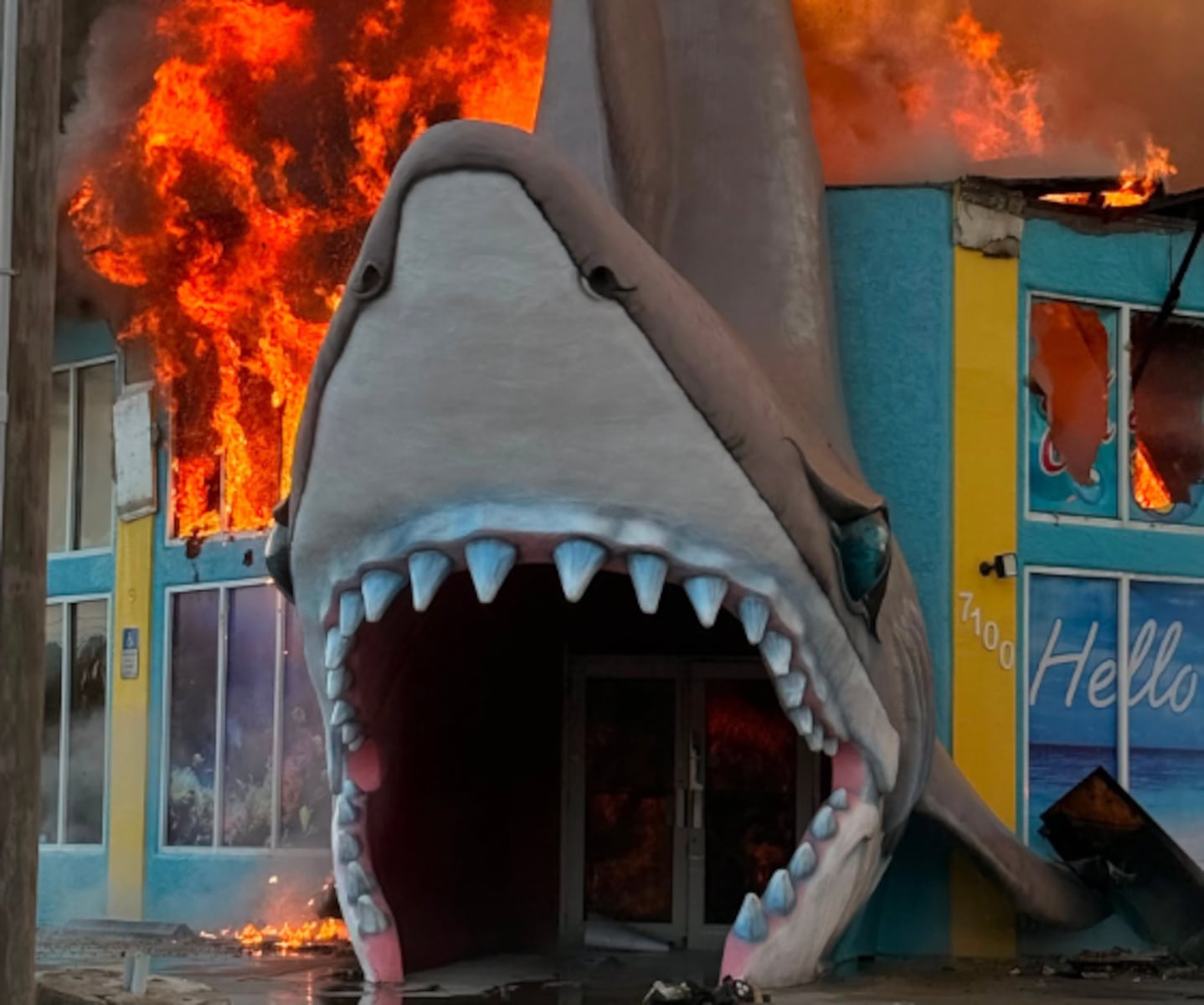 Fire ravages iconic Panama City Beach souvenir shop