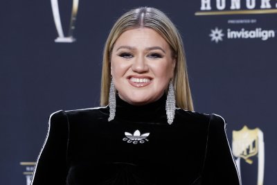 Watch: Kelly Clarkson performs 'I'd Be Lyin'' in Las Vegas in video