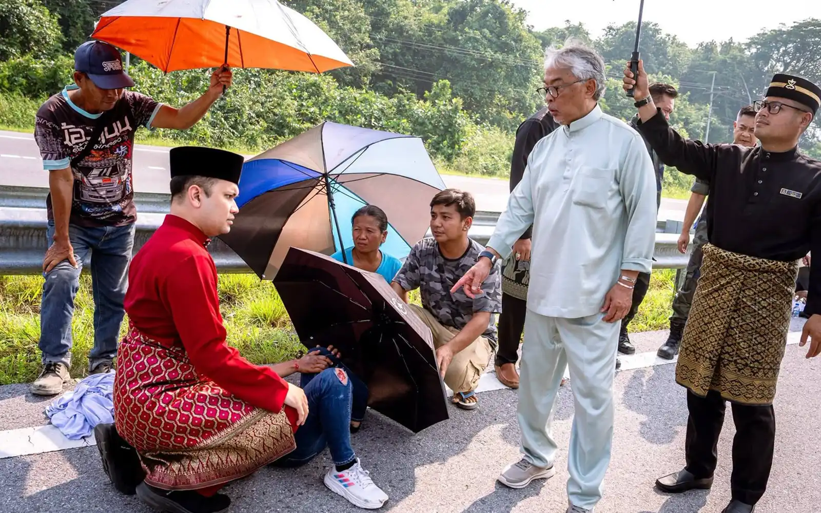 Pahang sultan comes to the aid of accident victims in Sarawak