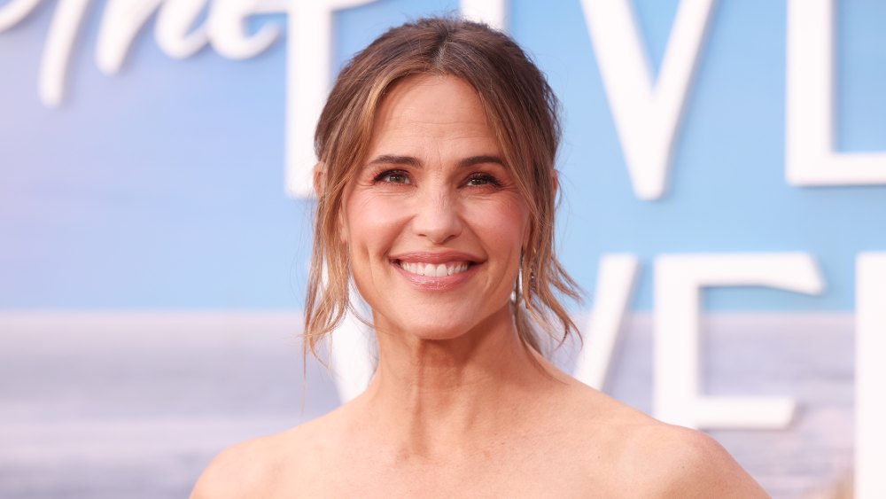 Jennifer Garner Is Ditching Stiff Jeans for This Summer-to-Fall Staple