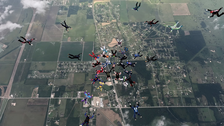 Successful world record: 38 skydivers over 60 years old complete historic jump in Rosharon