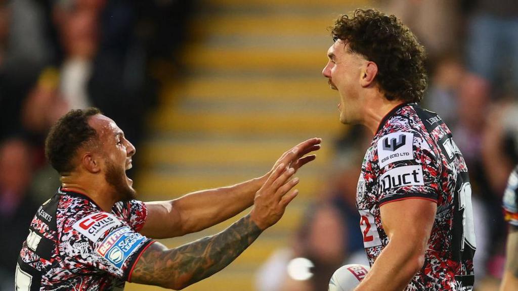 Leigh thump Bradford to move closer to play-offs