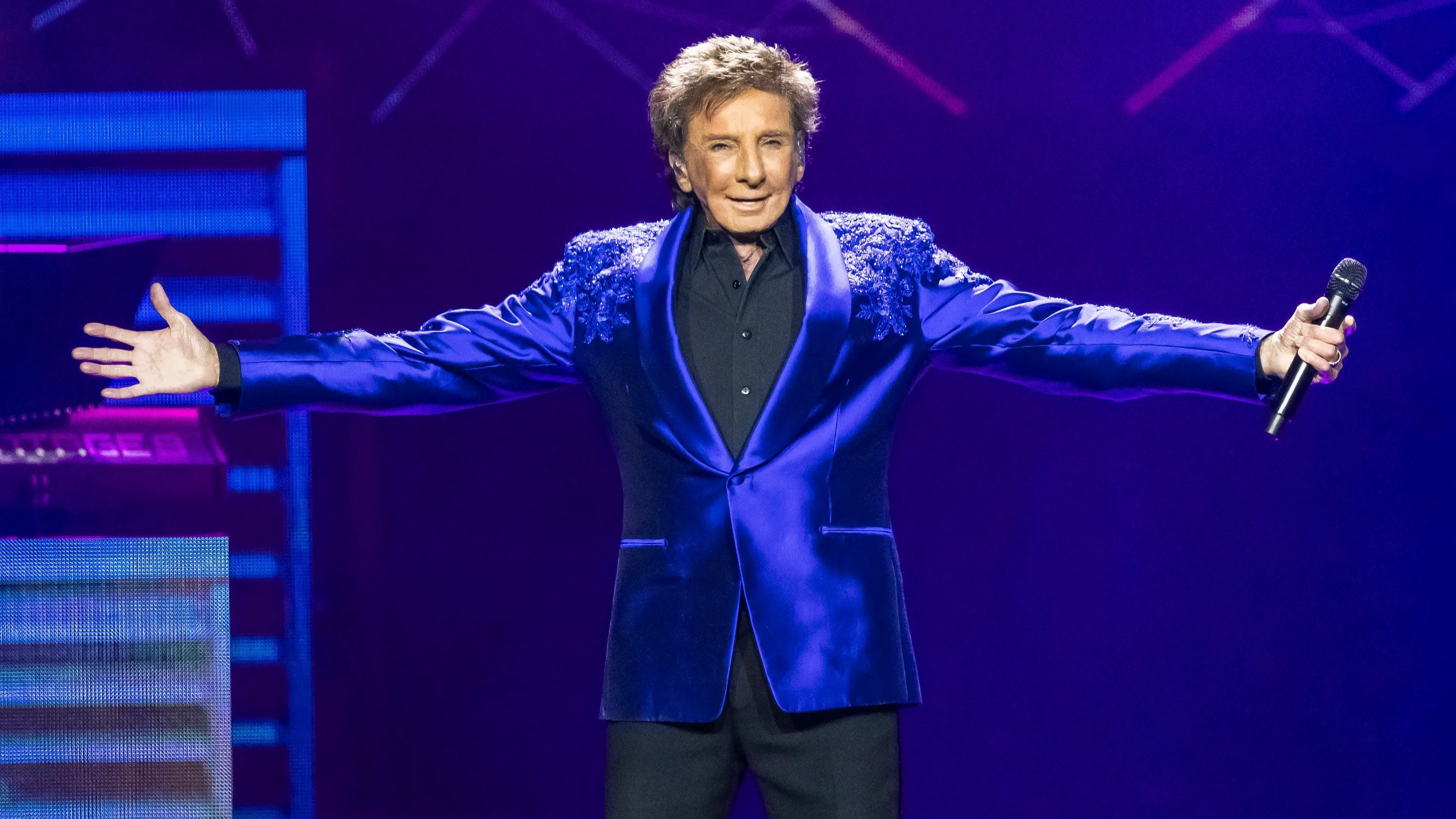 Barry Manilow, 83, cancels gigs last-minute after ending show early as fans ‘pray’ for star after lung cancer battle