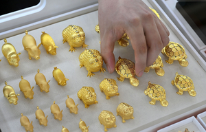 Why is BOK buying gold again?
